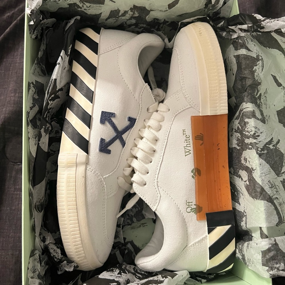 Low Vulcanized Canvas Off White Sneakers 9/10 Condition